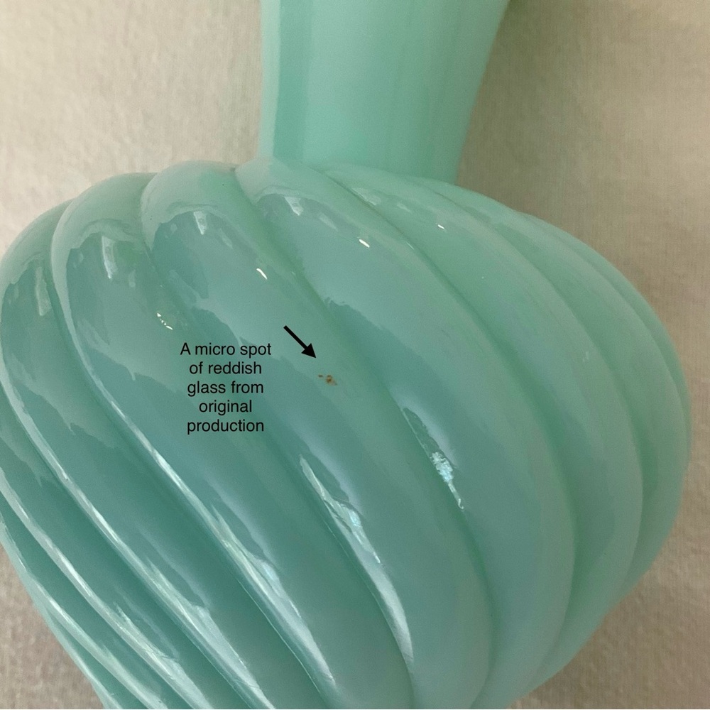 Fenton Swirl Vase in Pastel Mint Green Milk Glass - 1950s - Picture 10 of 10